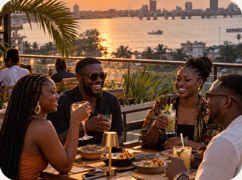 Amis sur une terrasse au coucher du soleil